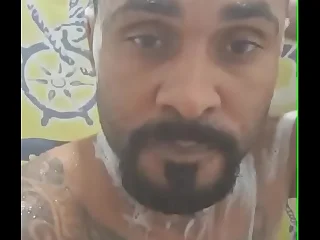 Safadinho pelado tomando banho gostoso