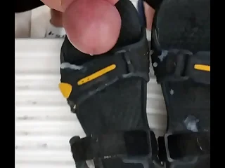 Safado gozando na papete nike